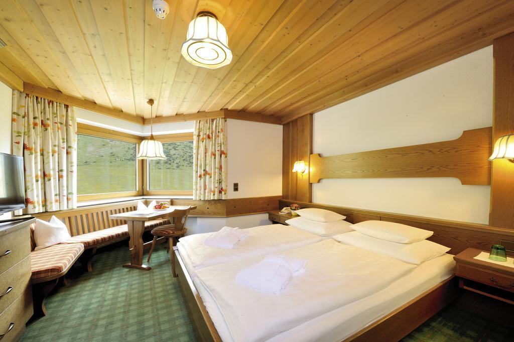 Alpenhotel Tirol Galtuer Exterior photo